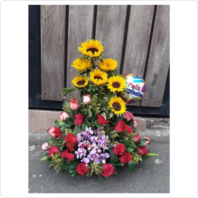 Arreglo rosas, hortensias y girasoles dia de la Madre