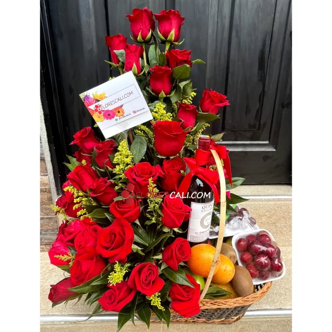 Canasta imponente de frutas con rosas floristeria en cali