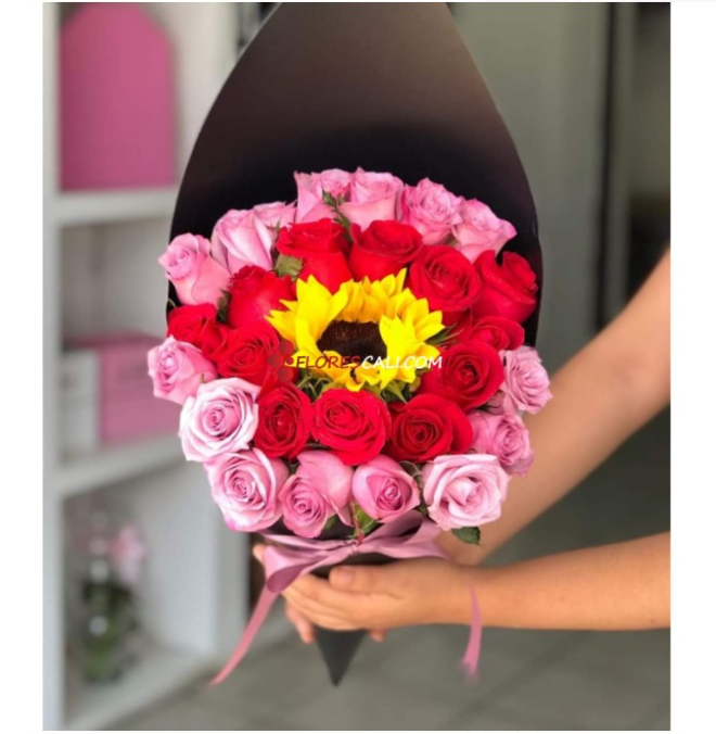 Bouquet circular rosa y girasol floristeria en cali