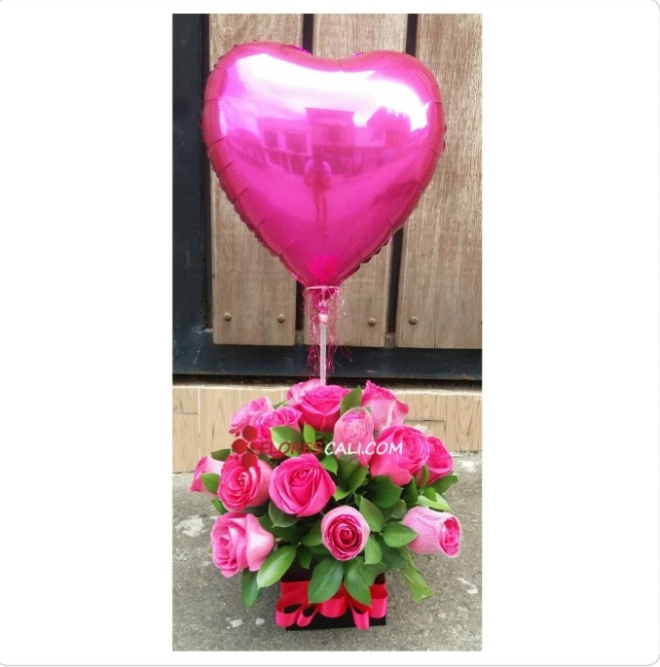 Cubo de rosas y globo en cali