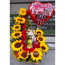 Arreglo medialuna girasoles rosas y frutas en cali