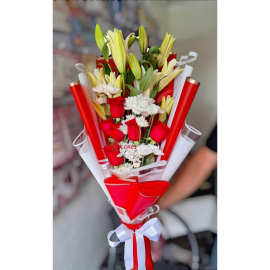Bouquet blanco y rojo en escalera cali
