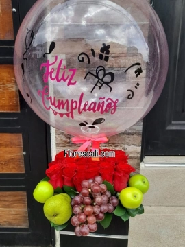 Arreglo floral con frutas y globo en cali