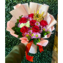 Bouquet rosas y margaritas con corona en cali