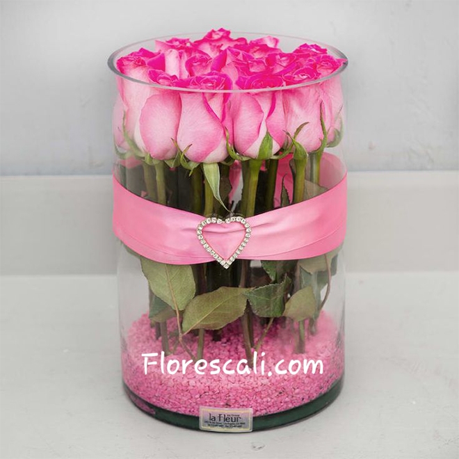 Arreglo floral en cilindro de Cristal x 15 rosas ᐅ Flores Cali