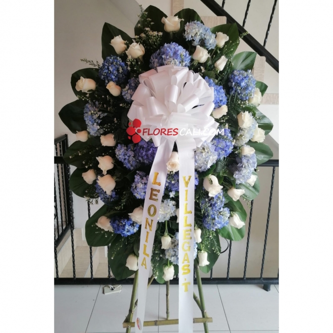 Corona funebre rosas y hortensias azules ᐅ Flores Cali