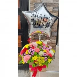 Cubo flor surtida con globo en cali