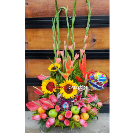 Arreglo frutas con flores floristerias en cali