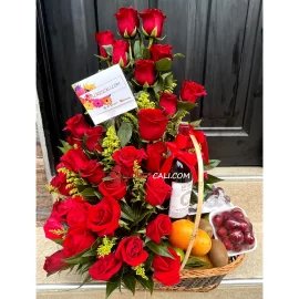 Canasta imponente de frutas con rosas floristeria en cali